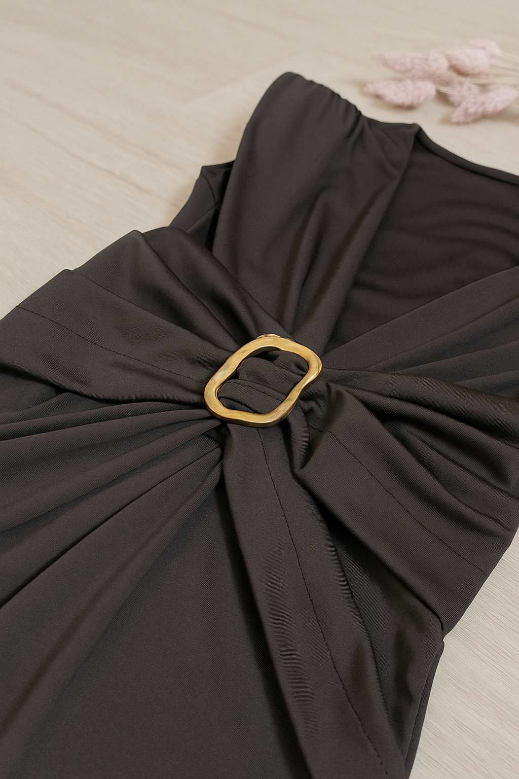 Robe chic fendue avec anneau